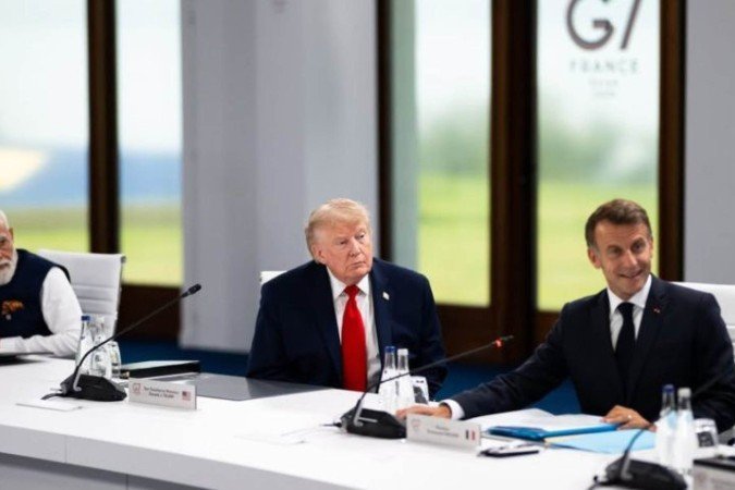 Trump chegou com atraso de quase uma hora à 1ª reunião do dia e, ao entrar no salão, reclamou do calor no ambiente
- (crédito: Reprodução/Instagram (@whitehouse)) Trump chegou com atraso de quase uma hora à 1ª reunião do dia e, ao entrar no salão, reclamou do calor no ambiente
- (crédito: Reprodução/Instagram (@whitehouse))