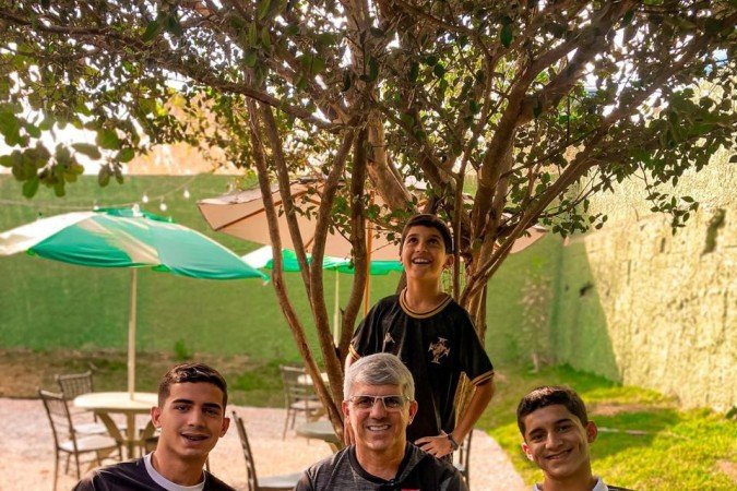 Itamar Moreira Cordeiro divide o amor pelo futebol com os filhos, Ítalo, Heitor e Murilo 