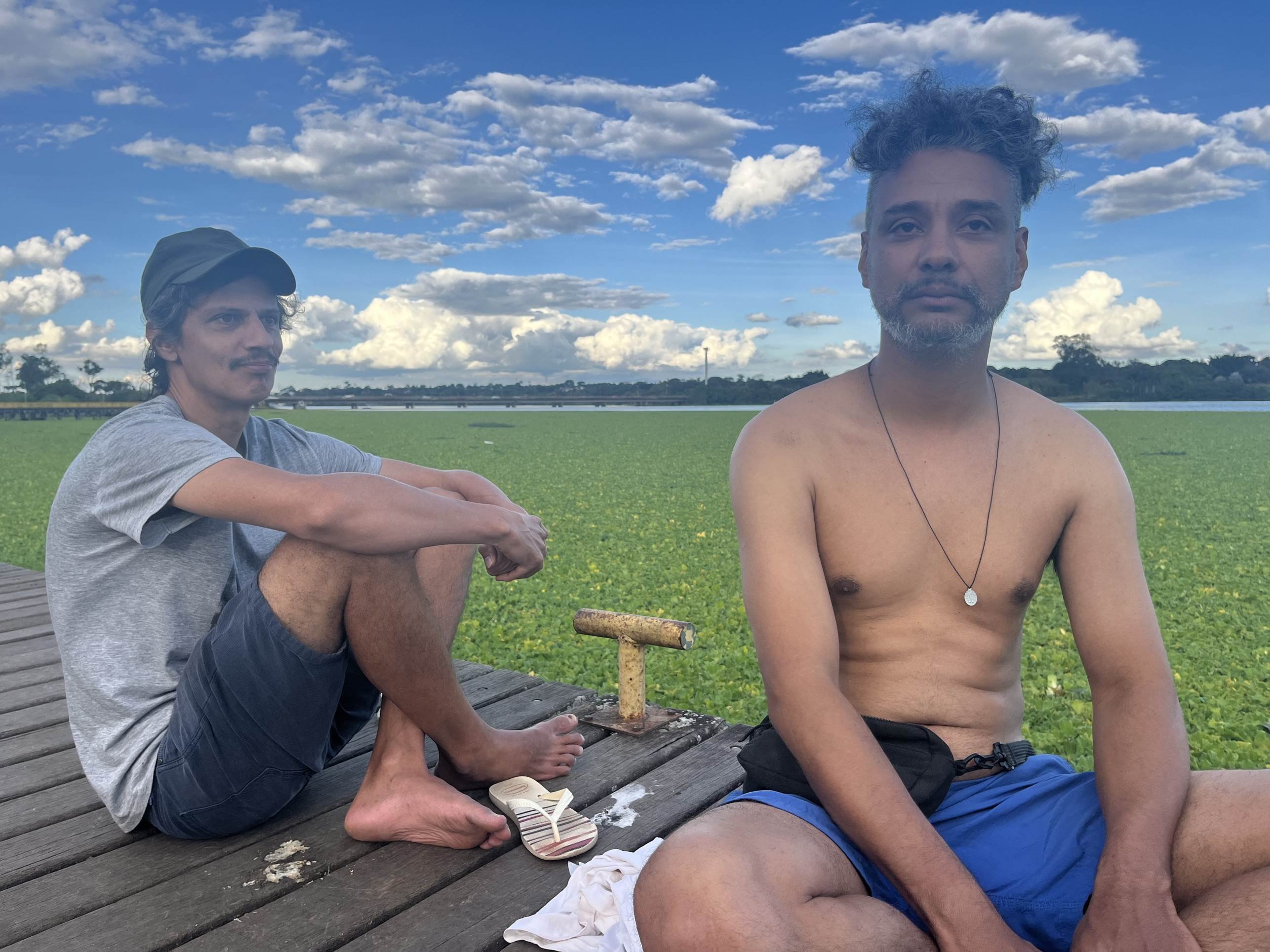 Os amigos Marcus e Altair (da esquerda para a direita) se desapontaram com a paisagem que escolheram marcar uma conversa