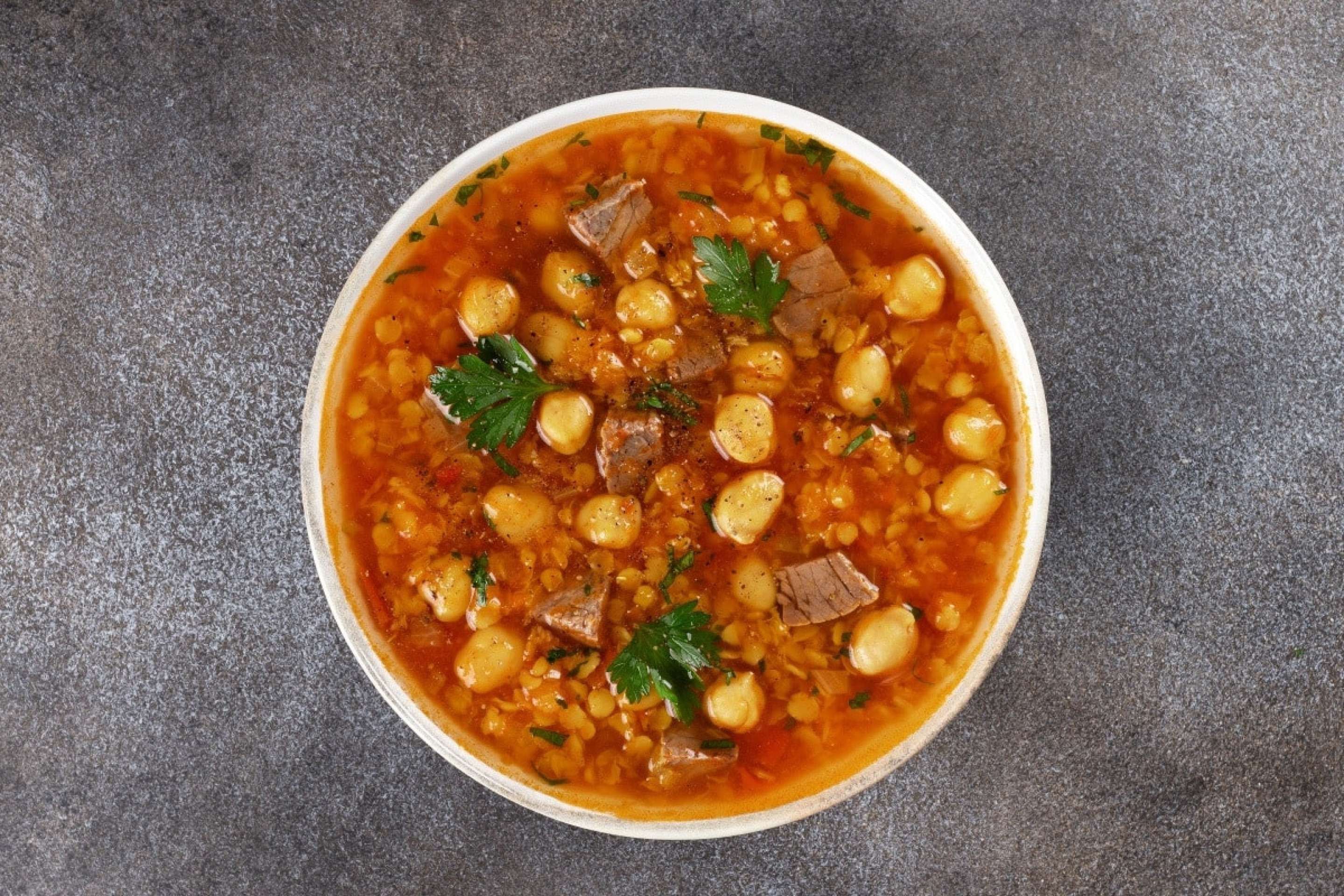 Sopas ricas em proteínas: 5 receitas leves e nutritivas para almoço e jantar