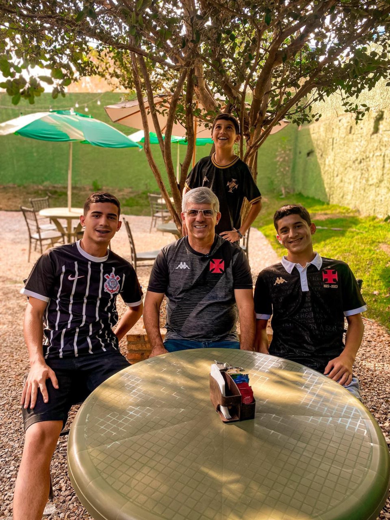 Itamar Moreira Cordeiro divide o amor pelo futebol com os filhos, &Iacute;talo, Murilo e Heitor