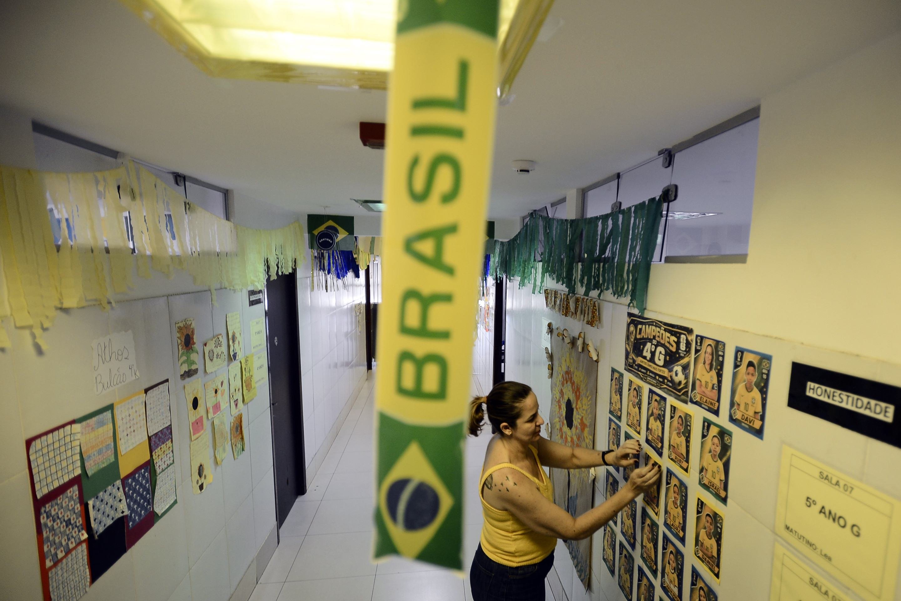 Alunos do CEF 03 da Estrutural se empolgam com a produ&ccedil;&atilde;o de bandeiras, murais e outros trabalhos tem&aacute;ticos