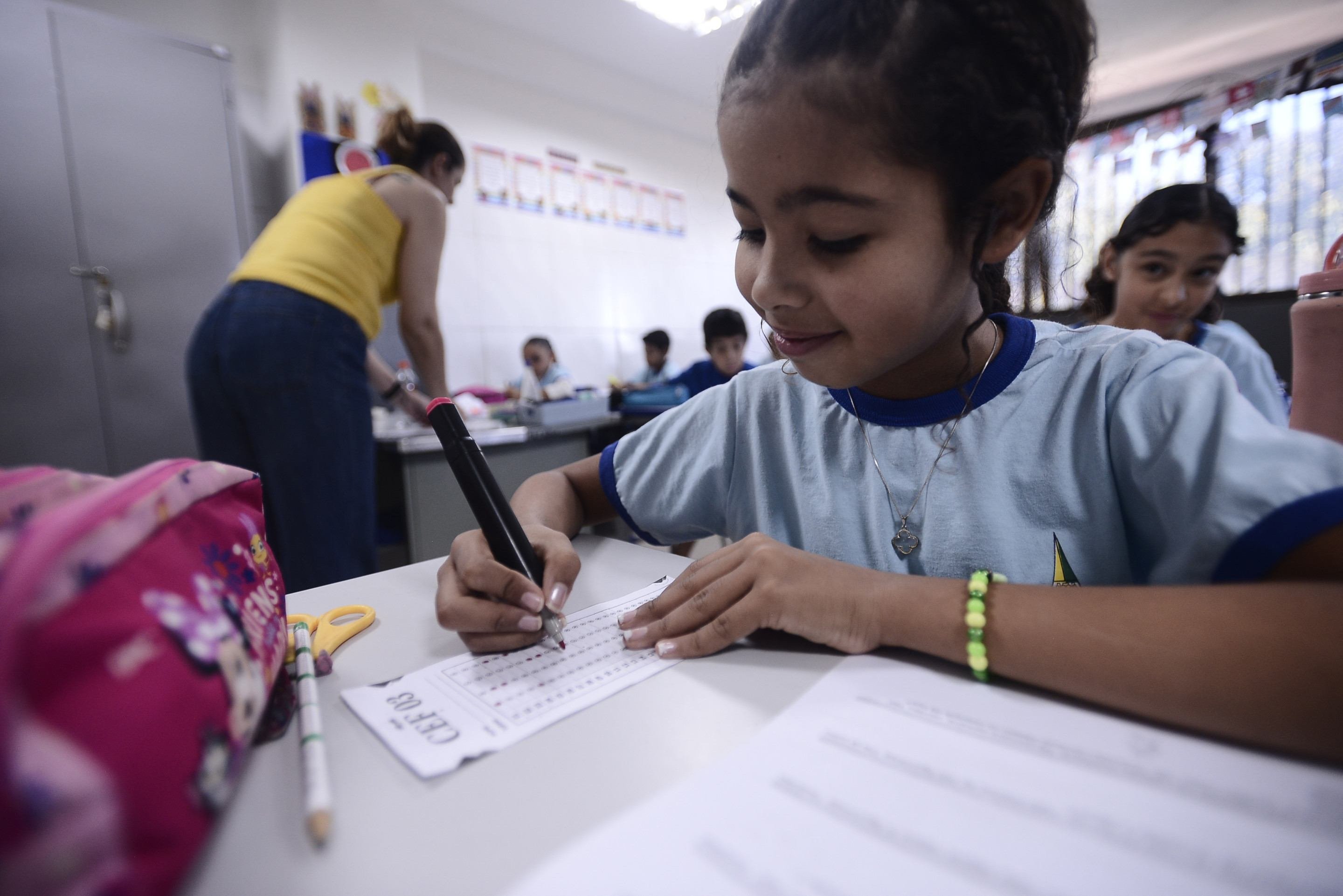 Alunos do CEF 03 da Estrutural se empolgam com a produ&ccedil;&atilde;o de bandeiras, murais e outros trabalhos tem&aacute;ticos