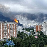 Colunas de fumaça negra sobem ao céu sobre refinaria da Gazprom, na periferia a sudeste de Moscou  -  (crédito: AFP)