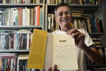 Marconi Scarinci: colecionador de livros relacionados ao futebol na casa dele. Ele tem preciosidades como obra com dedicatória do Pelé, exemplar que pertenceu a Nelson Rodrigues, Marconi Scarinci -  (crédito:  Minervino Junior CB/DA Press)