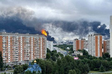 Colunas de fumaça negra sobem ao céu sobre refinaria da Gazprom, na periferia a sudeste de Moscou - (crédito: AFP) Colunas de fumaça negra sobem ao céu sobre refinaria da Gazprom, na periferia a sudeste de Moscou - (crédito: AFP)