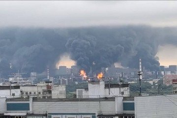 Helicópteros combatem um incêndio em uma refinaria em Moscou, após um dos maiores ataques ucranianos com drones desde o início da guerra - (crédito: BBC) Helicópteros combatem um incêndio em uma refinaria em Moscou, após um dos maiores ataques ucranianos com drones desde o início da guerra - (crédito: BBC)