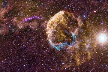 Esta imagem em múltiplas faixas de comprimento de onda mostra o remanescente de supernova da Nebulosa da Água-viva - (crédito: Divulgação/Nasa ) Esta imagem em múltiplas faixas de comprimento de onda mostra o remanescente de supernova da Nebulosa da Água-viva - (crédito: Divulgação/Nasa )