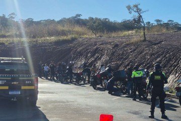 A ação, que ocorreu na altura do km 8 da Estrada Parque Paranoá (EPPR/DF-005), nas proximidades da Prainha do Lago Norte, teve como destaque a identificação de uma motocicleta com suspeitas de adulteração - (crédito: Foto: Divulgação/DER-DF) A ação, que ocorreu na altura do km 8 da Estrada Parque Paranoá (EPPR/DF-005), nas proximidades da Prainha do Lago Norte, teve como destaque a identificação de uma motocicleta com suspeitas de adulteração - (crédito: Foto: Divulgação/DER-DF)