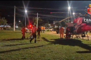 Idoso foi transferido com urgência pelo Corpo de Bombeiros - (crédito: Divulgação/CBMDF) Idoso foi transferido com urgência pelo Corpo de Bombeiros - (crédito: Divulgação/CBMDF)