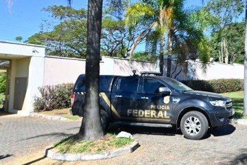 Policia Federal saindo da casa de Augusto Lima - Dono do Banco Pleno -  (crédito: Ed Alves/CB/D.A Press)