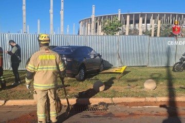 Após colisão, carro atinge tapume do Estádio Nacional Mané Garrincha - (crédito: CBMDF/Divulgação) Após colisão, carro atinge tapume do Estádio Nacional Mané Garrincha - (crédito: CBMDF/Divulgação)