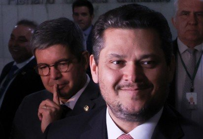 Segundo Randolfe (ao fundo), votação depende de uma melhora na relação entre Lula e Alcolumbre (à direita) -  (crédito:  Lula Marques/Agencia Brasil) -Segundo Randolfe (ao fundo), votação depende de uma melhora na relação entre Lula e Alcolumbre (à direita) -  (crédito:  Lula Marques/Agencia Brasil)