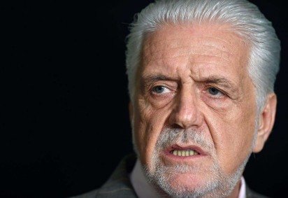 Jaques Wagner em manifestação pró-Lula em Curitiba, em frente à Polícia Federal, em 2019 -  (crédito: Heuler Andrey/AFP via Getty Images) -Jaques Wagner em manifestação pró-Lula em Curitiba, em frente à Polícia Federal, em 2019 -  (crédito: Heuler Andrey/AFP via Getty Images)