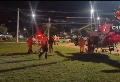 Idoso foi transferido com urgência pelo Corpo de Bombeiros -  (crédito: Divulgação/CBMDF) -Idoso foi transferido com urgência pelo Corpo de Bombeiros -  (crédito: Divulgação/CBMDF)