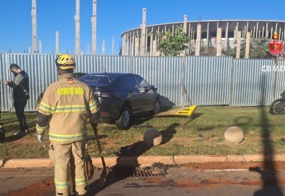 Ap&oacute;s colis&atilde;o, carro atinge tapume do Est&aacute;dio Nacional Man&eacute; Garrincha