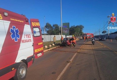 Ap&oacute;s colis&atilde;o, carro atinge tapume do Est&aacute;dio Nacional Man&eacute; Garrincha