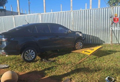 Ap&oacute;s colis&atilde;o, carro atinge tapume do Est&aacute;dio Nacional Man&eacute; Garrincha