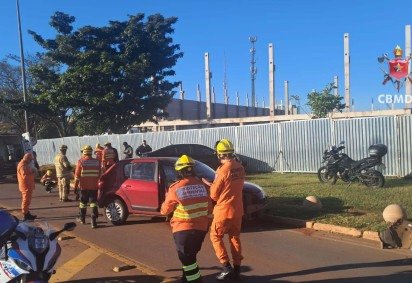 Ap&oacute;s colis&atilde;o, carro atinge tapume do Est&aacute;dio Nacional Man&eacute; Garrincha