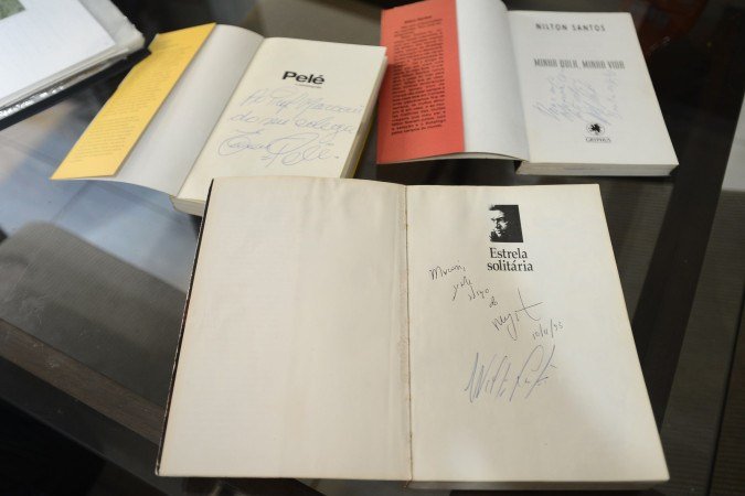  18.06.2026 Minervino Junior CB/DA Press. entrevistar um colecionador de livros relacionados ao futebol na casa dele. Ele tem preciosidades como obra com dedicatória do Pelé, exemplar que pertenceu a Nelson Rodrigues, Marconi Scarinci