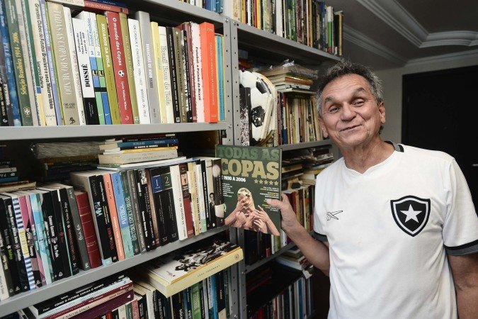  18.06.2026 Minervino Junior CB/DA Press. entrevistar um colecionador de livros relacionados ao futebol na casa dele. Ele tem preciosidades como obra com dedicatória do Pelé, exemplar que pertenceu a Nelson Rodrigues, Marconi Scarinci
