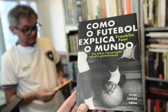  18.06.2026 Minervino Junior CB/DA Press. entrevistar um colecionador de livros relacionados ao futebol na casa dele. Ele tem preciosidades como obra com dedicatória do Pelé, exemplar que pertenceu a Nelson Rodrigues, Marconi Scarinci