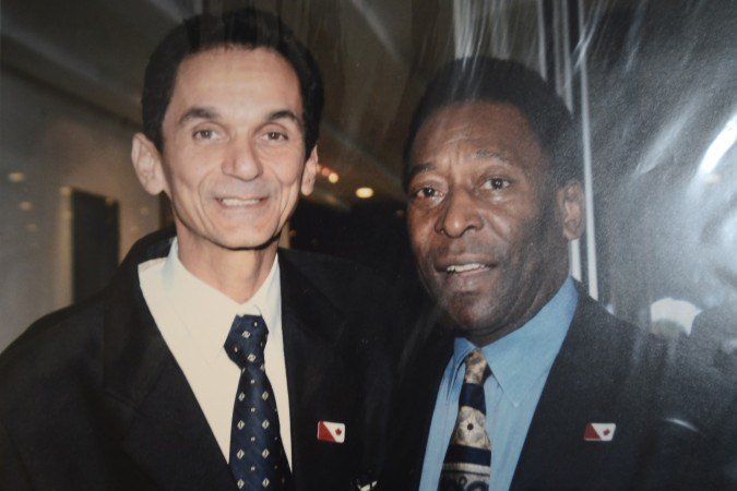  18.06.2026 Minervino Junior CB/DA Press. entrevistar um colecionador de livros relacionados ao futebol na casa dele. Ele tem preciosidades como obra com dedicatória do Pelé, exemplar que pertenceu a Nelson Rodrigues, Marconi Scarinci