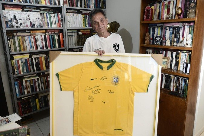  18.06.2026 Minervino Junior CB/DA Press. entrevistar um colecionador de livros relacionados ao futebol na casa dele. Ele tem preciosidades como obra com dedicatória do Pelé, exemplar que pertenceu a Nelson Rodrigues, Marconi Scarinci