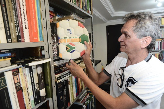  18.06.2026 Minervino Junior CB/DA Press. entrevistar um colecionador de livros relacionados ao futebol na casa dele. Ele tem preciosidades como obra com dedicatória do Pelé, exemplar que pertenceu a Nelson Rodrigues, Marconi Scarinci
