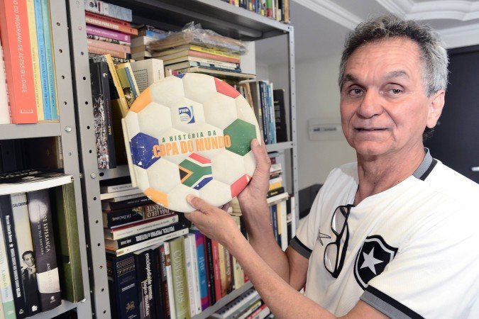  18.06.2026 Minervino Junior CB/DA Press. entrevistar um colecionador de livros relacionados ao futebol na casa dele. Ele tem preciosidades como obra com dedicatória do Pelé, exemplar que pertenceu a Nelson Rodrigues, Marconi Scarinci