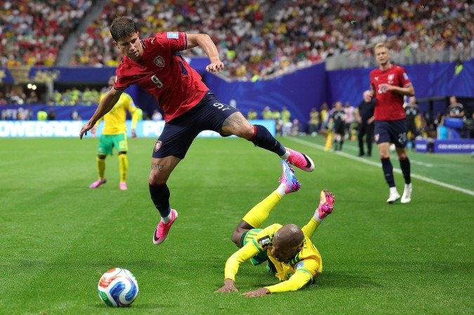 Khuliso Mudau, da África do Sul disputa a bola com Adam Hlozek, da Tchéquia durante a Copa do Mundo - (crédito: Alex Slitz / GETTY IMAGES NORTH AMERICA / Getty Images via AFP)) Khuliso Mudau, da África do Sul disputa a bola com Adam Hlozek, da Tchéquia durante a Copa do Mundo - (crédito: Alex Slitz / GETTY IMAGES NORTH AMERICA / Getty Images via AFP))