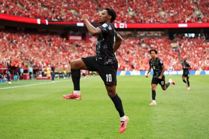 Jonathan David comemora o 'hat-trick' sobre a equipe catari -  (crédito: Fran Santiago/Getty Images via AFP)