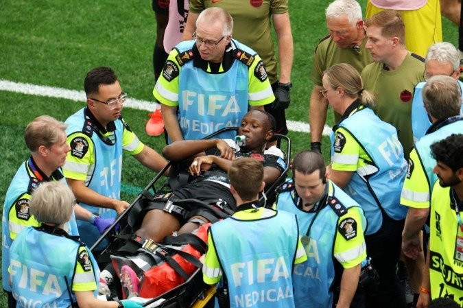 Ismael Kone fratura a perna durante jogo na Copa - (crédito: EMILEE CHINN / GETTY IMAGES NORTH AMERICA / GETTY IMAGES VIA AFP) Ismael Kone fratura a perna durante jogo na Copa - (crédito: EMILEE CHINN / GETTY IMAGES NORTH AMERICA / GETTY IMAGES VIA AFP)