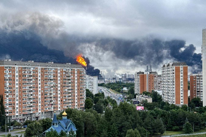 Colunas de fumaça negra sobem ao céu sobre refinaria da Gazprom, na periferia a sudeste de Moscou - (crédito: AFP) Colunas de fumaça negra sobem ao céu sobre refinaria da Gazprom, na periferia a sudeste de Moscou - (crédito: AFP)