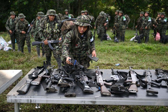 Membros da Coordenadora Nacional Exército Bolivariano (CNEB) depõem armamentos na selva colombiana - (crédito: Raul Arboleda/AFP) Membros da Coordenadora Nacional Exército Bolivariano (CNEB) depõem armamentos na selva colombiana - (crédito: Raul Arboleda/AFP)