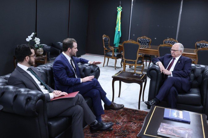 Dario Durigan (C) é recebido pelo ministro Fachin: súmula poderá auxiliar o Executivo a conter gastos - (crédito: Luiz Silveira/STF) Dario Durigan (C) é recebido pelo ministro Fachin: súmula poderá auxiliar o Executivo a conter gastos - (crédito: Luiz Silveira/STF)