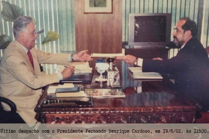 Ministro do STF homenageou o ex-presidente com foto de arquivo dos dois registrada em 2002 - (crédito: Reprodução/X) Ministro do STF homenageou o ex-presidente com foto de arquivo dos dois registrada em 2002 - (crédito: Reprodução/X)