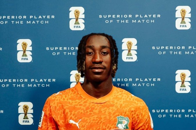 Yan Diomandé ganhando o prêmio de Yan Diomandé ganhando o prêmio de