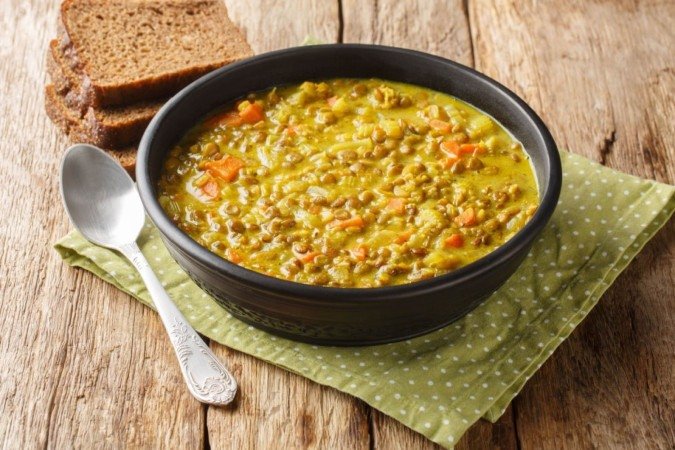 Sopa de lentilha com legumes, gengibre e cúrcuma (Imagem: Sergii Koval | Shutterstock)
- (crédito: EdiCase) Sopa de lentilha com legumes, gengibre e cúrcuma (Imagem: Sergii Koval | Shutterstock)
- (crédito: EdiCase)