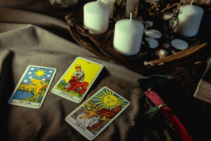Cada carta do tarot carrega um significado próprio e aponta caminhos para quem busca autoconhecimento (Imagem: Isaiah Fainberg | Shutterstock) - (crédito: EdiCase) Cada carta do tarot carrega um significado próprio e aponta caminhos para quem busca autoconhecimento (Imagem: Isaiah Fainberg | Shutterstock) - (crédito: EdiCase)