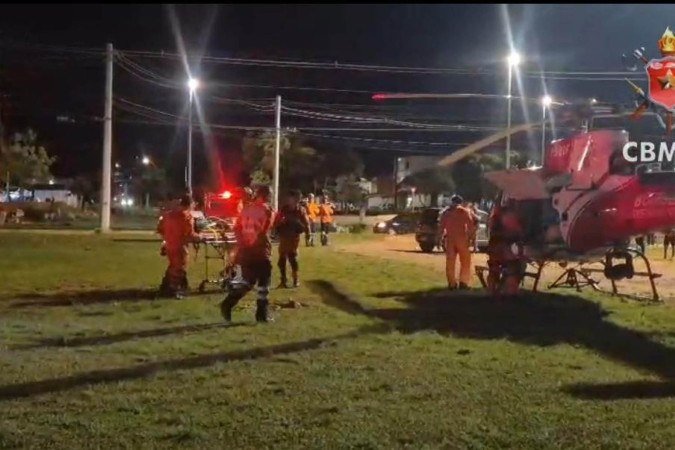 Idoso foi transferido com urgência pelo Corpo de Bombeiros - (crédito: Divulgação/CBMDF) Idoso foi transferido com urgência pelo Corpo de Bombeiros - (crédito: Divulgação/CBMDF)