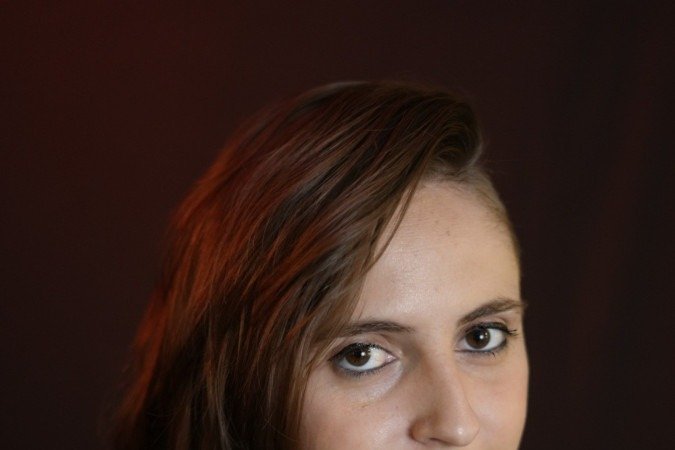 "Quando vou para lugares com muitas pessoas e estou meio nervosa, o game me ajuda a me distrair das coisas pelas quais estou passando" diz J&uacute;lia Figueiredo Pascual, 31