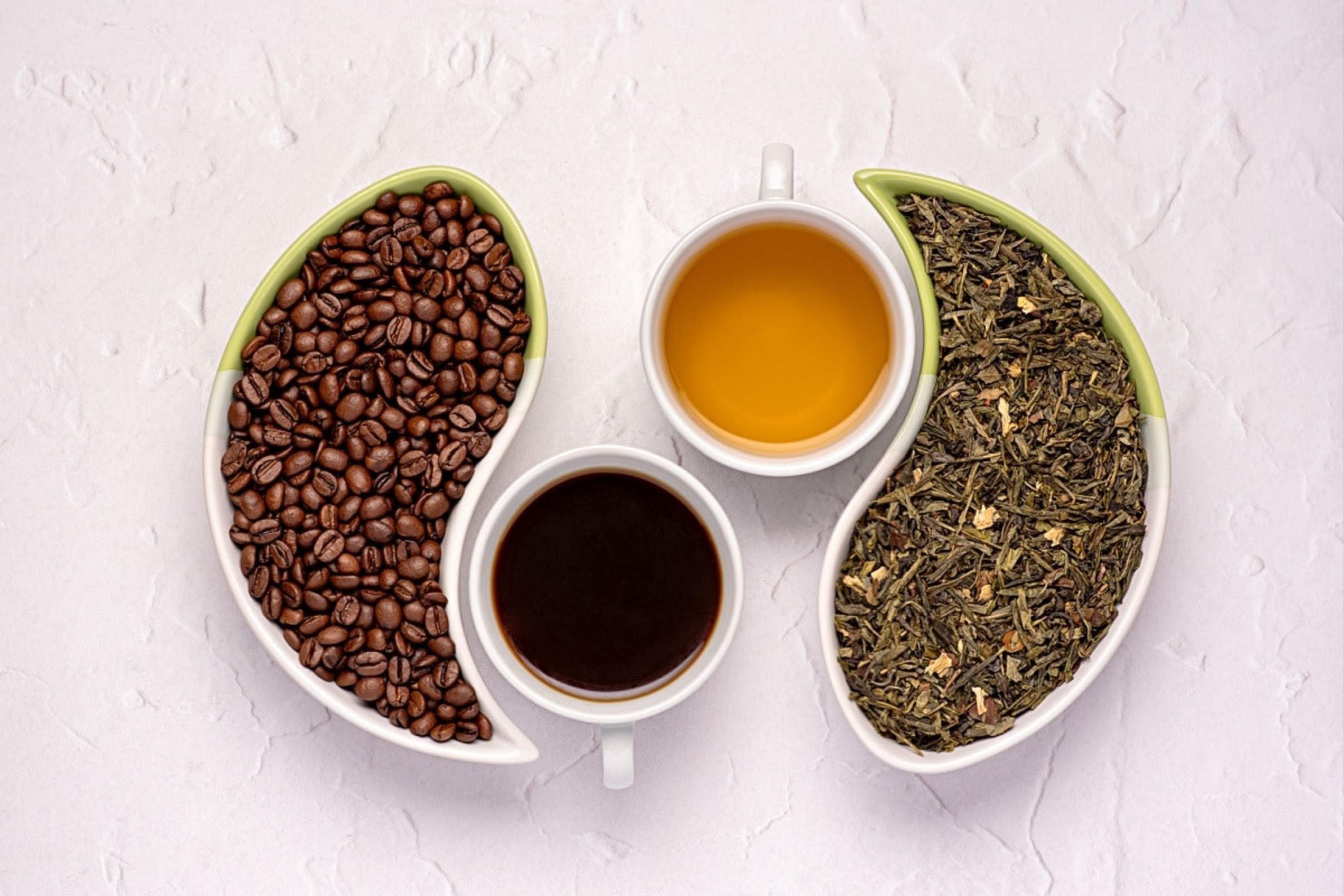 Chá verde pode substituir o café? Entenda os efeitos de cada bebida no organismo