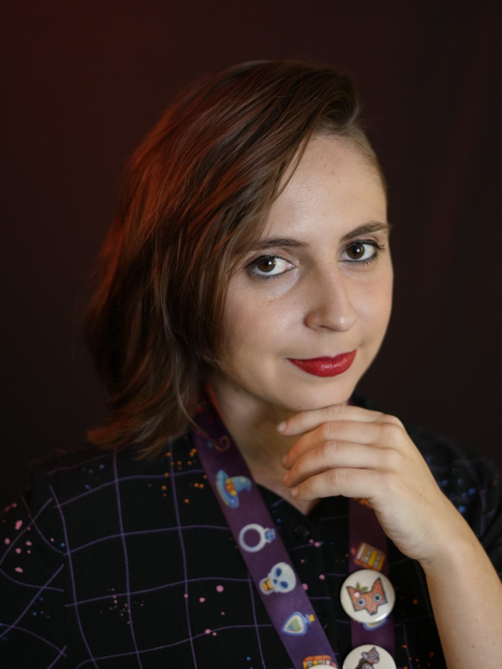 "Quando vou para lugares com muitas pessoas e estou meio nervosa, o game me ajuda a me distrair das coisas pelas quais estou passando" diz J&uacute;lia Figueiredo Pascual, 31