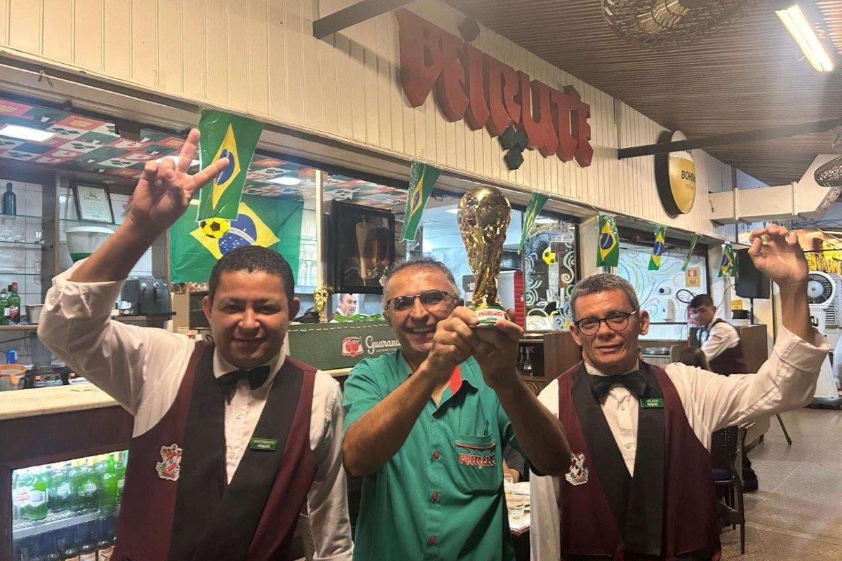 O gerente Dami&atilde;o, na unidade Asa Sul, com os gar&ccedil;ons Nascimento e Nelson.