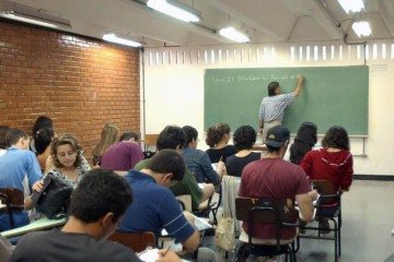 Dados da PNAD mostram avanços no DF, mas diferença de escolaridade entre brancos e negros ainda é de 12,7 pontos. - (crédito: Arquivo/Agência Brasil) Dados da PNAD mostram avanços no DF, mas diferença de escolaridade entre brancos e negros ainda é de 12,7 pontos. - (crédito: Arquivo/Agência Brasil)
