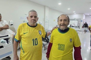 Antônio Canuto, 67 anos, e Hélio Gomes, 59, pacientes do Hospital Cidade do Sol, apostam em vitórias da Seleção Brasileira - (crédito: Darcianne Diogo) Antônio Canuto, 67 anos, e Hélio Gomes, 59, pacientes do Hospital Cidade do Sol, apostam em vitórias da Seleção Brasileira - (crédito: Darcianne Diogo)
