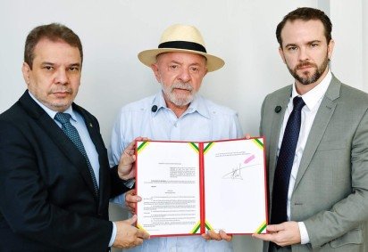 A iniciativa foi anunciada ao lado dos ministros Wellington César Lima e Silva (Justiça) e Dario Durigan (Fazenda) -  (crédito: Ricardo Stuckert/PR) -A iniciativa foi anunciada ao lado dos ministros Wellington César Lima e Silva (Justiça) e Dario Durigan (Fazenda) -  (crédito: Ricardo Stuckert/PR)
