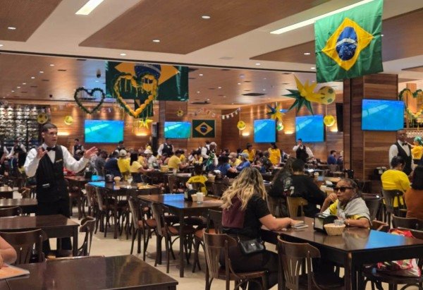 O jogo começa às 21h30, mas o público começou a lotar o estabelecimento três horas antes. 
 -  (crédito: Foto: Darcianne Diogo/D.A/C.B Press)