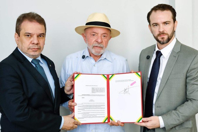 A iniciativa foi anunciada ao lado dos ministros Wellington César Lima e Silva (Justiça) e Dario Durigan (Fazenda) - (crédito: Ricardo Stuckert/PR) A iniciativa foi anunciada ao lado dos ministros Wellington César Lima e Silva (Justiça) e Dario Durigan (Fazenda) - (crédito: Ricardo Stuckert/PR)